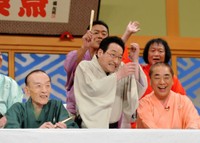 三遊亭円楽さん（後列中央）と山田隆夫（後列右）に攻撃される春風亭昇太（中央）、左は桂歌丸さん＝2016年