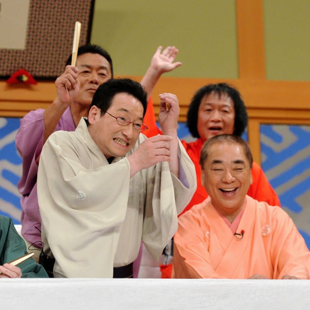 三遊亭円楽さん（後列中央）と山田隆夫（後列右）に攻撃される春風亭昇太（中央）、左は桂歌丸さん＝2016年