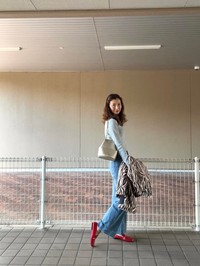 ゼブラ柄のコートと赤い靴を合わせたデニムコーデ。息子さんとの会話のきっかけにも／quicheとpenneさん（@quicheandpenne）提供