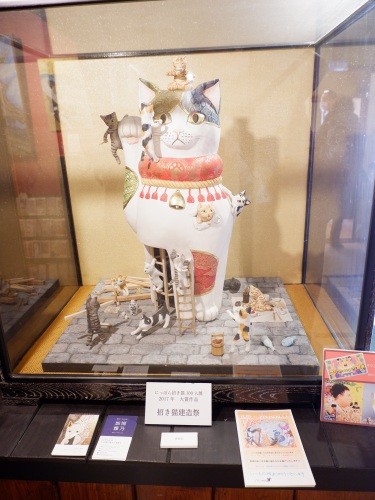雅乃さんの立体作品「招き猫建造祭」。第19回にっぽん招き猫100人展の大賞を受賞し、「マツコの知らない世界」でも紹介された