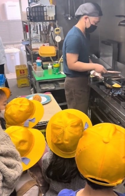 オムレツを作るところを見学する子どもたち（オムライスのプロさん提供、Twitterよりキャプチャ撮影）