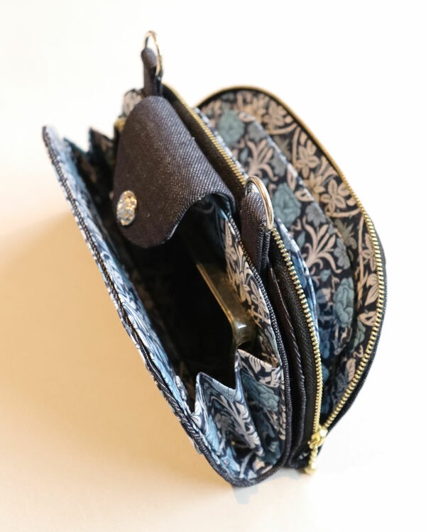 左側がスマホの収納部分、右側がお金を入れる財布になっている