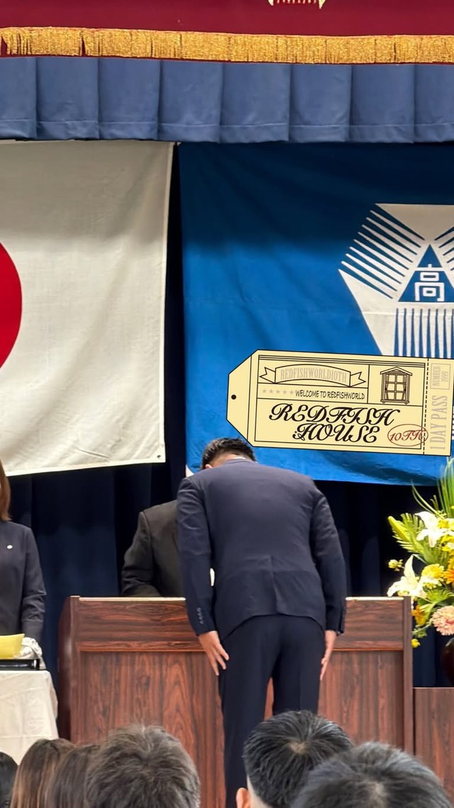 30年越しに卒業証書を受け取る父の後ろ姿／marinaさん（@2021_hnt）提供