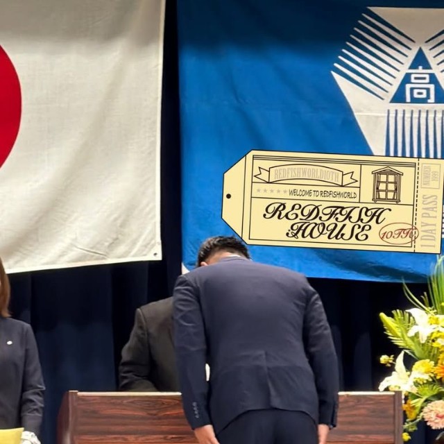 30年越しに卒業証書を受け取る父の後ろ姿／marinaさん（@2021_hnt）提供