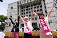 2022年7月の参議院選挙に向け、同年6月、大阪市役所庁舎前でれいわ新選組の大石晃子氏（左）、八幡愛氏（右）と共に演説した水道橋博士