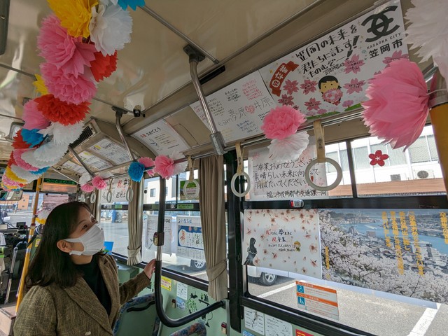 恩師の激励文や花飾りをあしらった中国バスの特別車両
