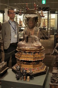 特別展で公開された主夜神像。使いとされる招き猫が前に並ぶ（京都市右京区・佛教大宗教文化ミュージアム）