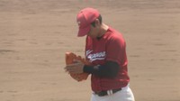 日本代表対決を制しグラブをたたく山中達也選手