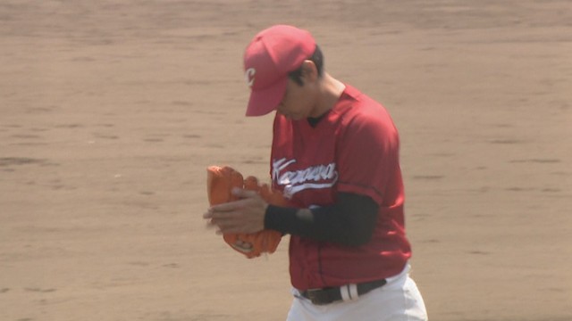 日本代表対決を制しグラブをたたく山中達也選手
