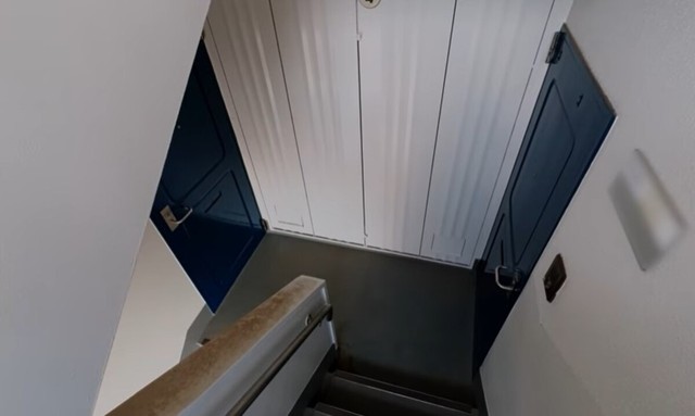 エレベーターがないため階段を使用／いつでも不動産さん（@itsudemofudosan）提供