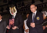 昨年９月26日、「ストロングスタイルプロレス」後楽園ホール大会の故・小林邦昭さん追悼式で遺影を手にする初代タイガーマスクの佐山聡（左）と新間寿さん