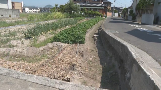 原付バイクが転落した畑　高松市多肥上町
