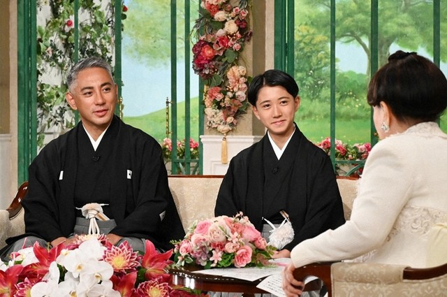 「息子は妻に似ている」と話す市川團十郎さんと、長男の市川新之助さん