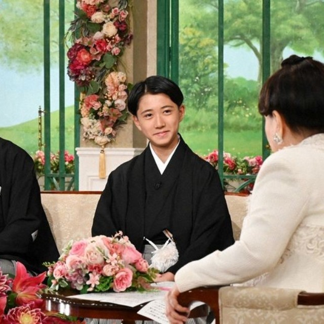 「息子は妻に似ている」と話す市川團十郎さんと、長男の市川新之助さん
