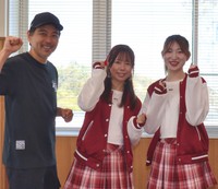 ひこ姫の「みらの」さん（右）と「まりな」さん（中央）、ムラヤマ監督＝彦根市役所
