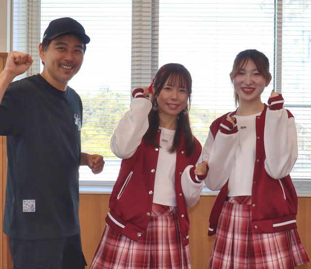 ひこ姫の「みらの」さん（右）と「まりな」さん（中央）、ムラヤマ監督＝彦根市役所