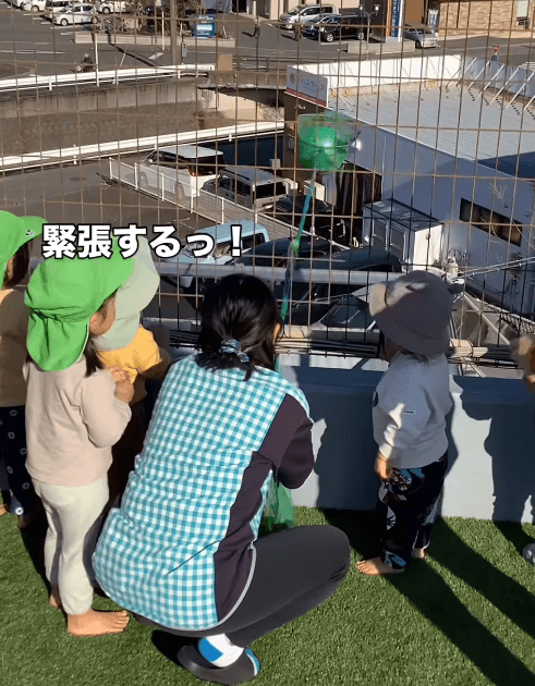 心配そうに見守る園児たち