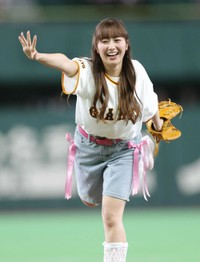 ファーストピッチを行うももいろクローバーＺの佐々木彩夏＝東京ドーム