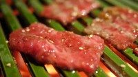 竹網で美味しそうな肉を焼いていくクドウ秘境メシさんですが…。 ※クドウ秘境メシさんのX動画より抜粋