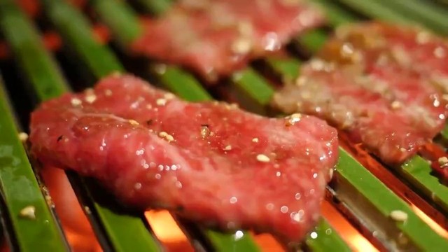竹網で美味しそうな肉を焼いていくクドウ秘境メシさんですが…。 ※クドウ秘境メシさんのX動画より抜粋