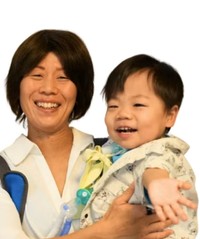 大きく育った三男とのツーショット（高橋由里絵さん提供）