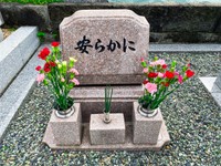 ペットが死んだ場合、民間の動物霊園などを利用し火葬や埋葬、供養などを行う飼い主もいる（photoACより「ポン酢まま」さん撮影、イメージ画像）
