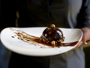 チョコレートの大量生産品と上質品の違い、研究家クロエ・ドゥートルルーセル氏が語る