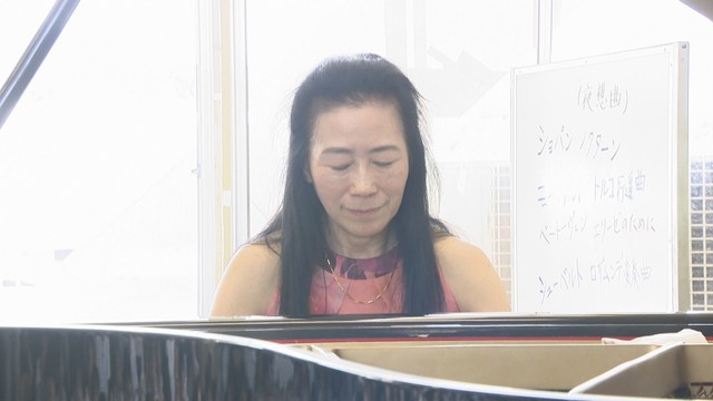 粟井小学校を訪れた世界的ピアニスト・小山実稚恵さん
