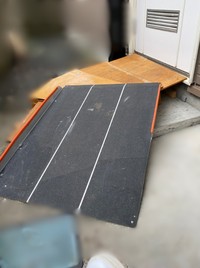 知り合いは奮闘して、玄関にスロープを付けてくれた