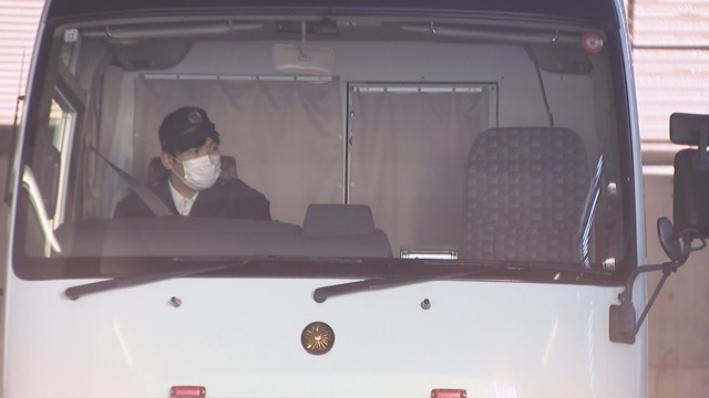 送検される伊藤容疑者を乗せた車両　高松南警察署