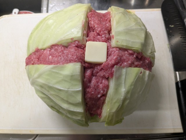 十字の切り込みを入れ、ひき肉を敷き詰める（提供：ショコさん）