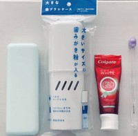 山田化学の「大きな歯ブラシケース」。一般的なメガネケース（左）や歯磨き粉、歯ブラシと大きさを比較
