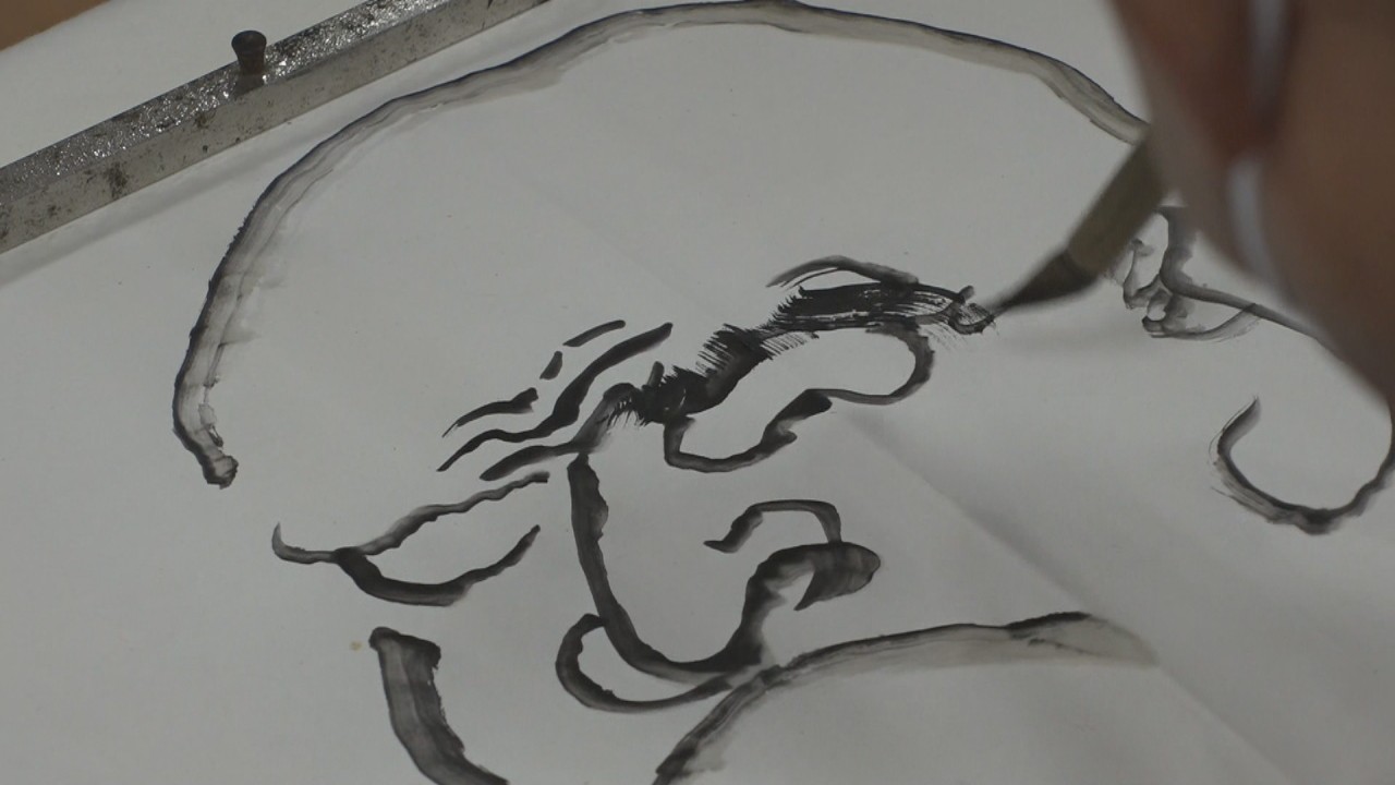 墨と筆で生み出す凄み…「達磨絵」描く水墨画教室 岡山・新見市 | KSB