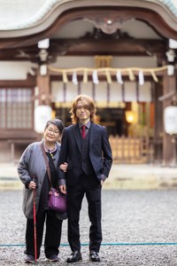 祖母と息子さんが並び、カメラを見つめる一枚／ペコさん（@peko.photoland）提供