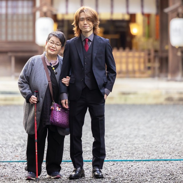 祖母と息子さんが並び、カメラを見つめる一枚／ペコさん（@peko.photoland）提供