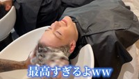 日本の美容室のシャンプーに感動するイロンさん／「P.S. Gemmie（ピーエス ジェミー）」（@psgemmie）提供