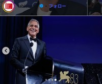 壇上でスピーチするジョージ・クルーニー＝ベネチア国際映画祭のインスタグラム＠labiennaleより　