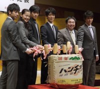 実家の醸造酒で鏡開きをする佐々木蔵之介