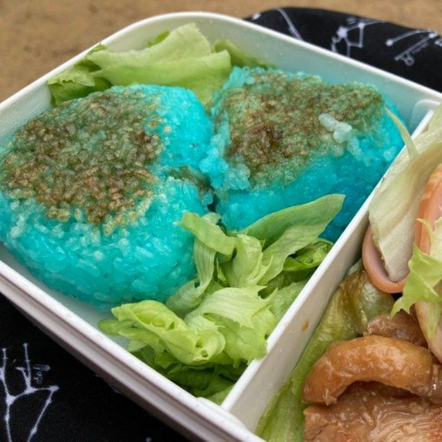 弁当にも青ご飯のおにぎりを ※ジャムさん提供