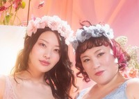 バービーがプロデュースするランジェリー「自由のブラ だって好きなんだもん」を着用するバービーと風吹ケイ