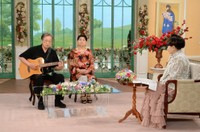 28日放送の「徹子の部屋」に出演する三原綱木（左端）とケイ・アンナ。右端は司会の黒柳徹子＝テレビ朝日提供