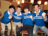 川浜高校のユニホームでトークを行った（左から）高野浩和氏、宮田恭男氏、松村雄基、山下真司＝2016年
