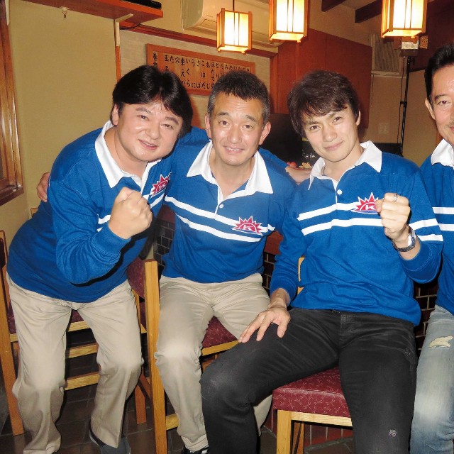 川浜高校のユニホームでトークを行った（左から）高野浩和氏、宮田恭男氏、松村雄基、山下真司＝2016年