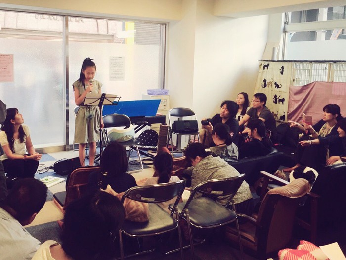 猫カフェから頼まれ初スピーチ、大人に向けて堂々と