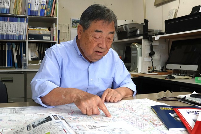 京都市内の歩いた場所を示す草野さん（長岡京市今里）
