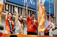 梅村みずほ氏（左から1人目）、宮出千慧氏（同2人目）、川裕一郎氏（右）らと“参政党ポーズ”を決める神谷宗幣代表＝5日、大阪市内