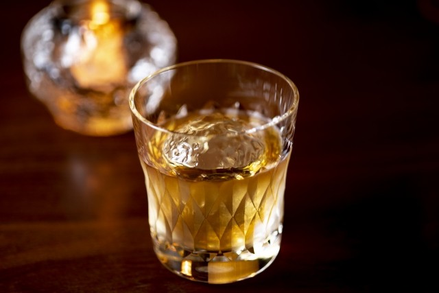 俳優の小泉孝太郎さんから初めてウイスキーを勧められて一口飲んだ瞬間、父親のことを思い出したという山岸さん（photoACより「チリーズ」さん撮影、イメージ画像）