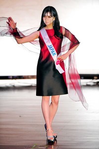 母校の青山学院大のファッションショーに登場した岡田朋峰＝2019年