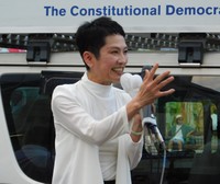 演説する蓮舫氏＝東京・自由が丘駅前