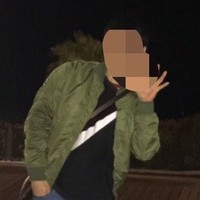 アーチの下で、画面の中央に体を傾ける友人／まっこに（@makko1_official）さん提供※画像はトリミングしています